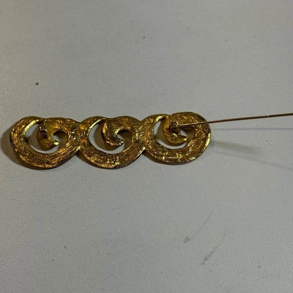 Gold Tone Swirl Brooch Pin‎ Vintage Style Elegant Statement Jewelry